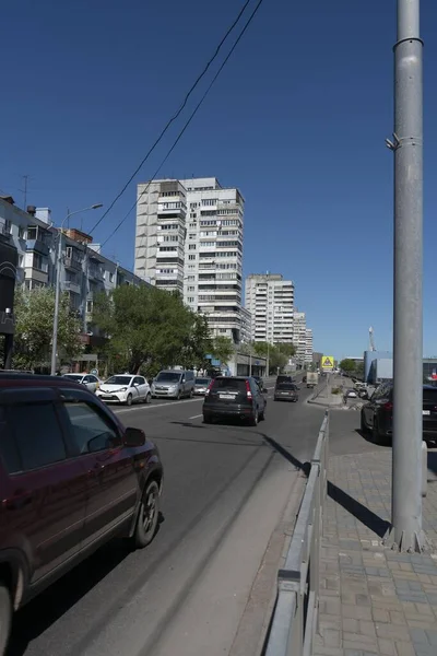Calle de la ciudad con vehículos móviles en un día de verano. Rusia, Krasnoyarsk Juine 2021. — Foto de Stock