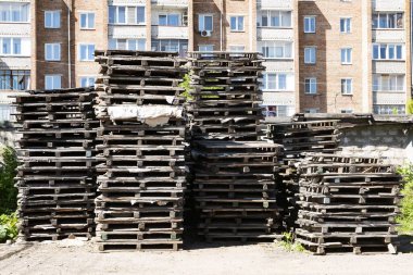 Büyük boy kargoyu depoya taşımak için tahta paletler..