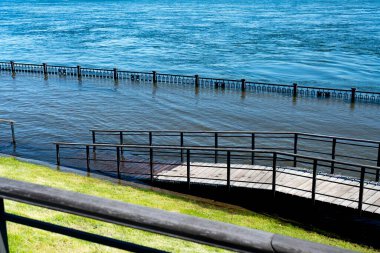 Nehir kıyısında su basmış bir yaya üst geçidi..