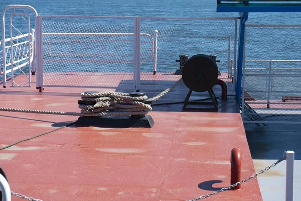 金網桟橋に取り付けられた係留ロープ. — ストック写真