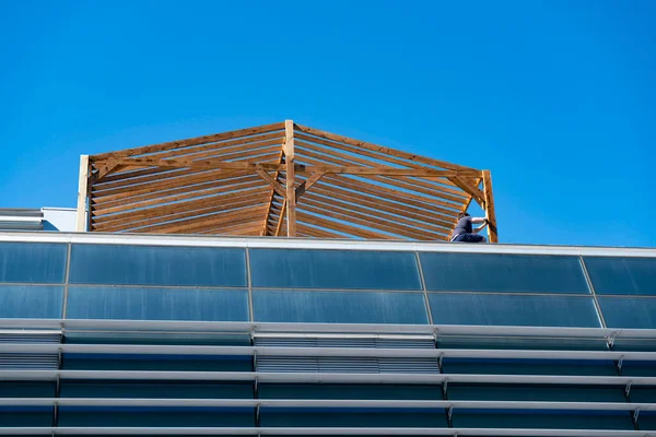 The timber frame of the extension on the roof of the building. — Stock Photo, Image