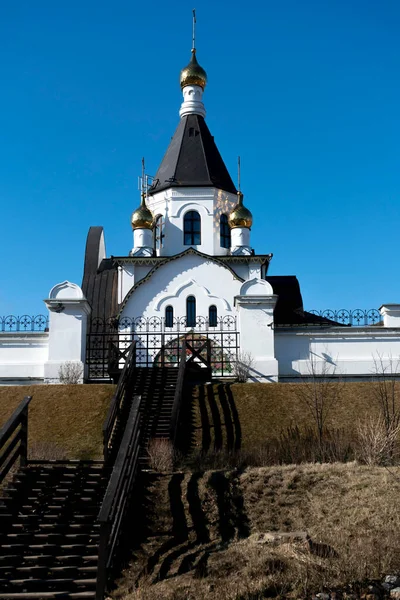 Vitt tempel med gyllene kupoler på kullen. — Stockfoto