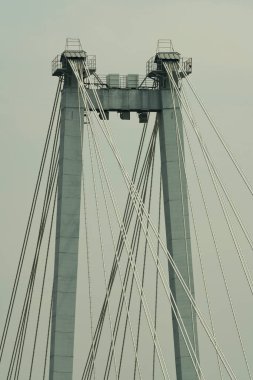 Birden fazla ipli beton asma köprüsü desteği.