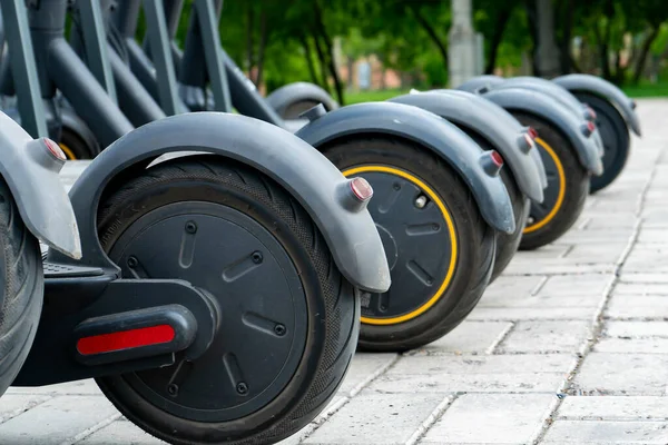 Fila de ruedas traseras para vehículos eléctricos de recreo. — Foto de Stock