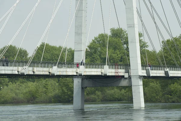 Μεγάλη πεζογέφυρα που κρέμεται από σχοινιά κατά μήκος του ποταμού. — Φωτογραφία Αρχείου