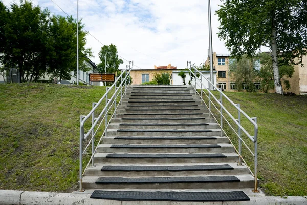 Betonowe schody z gumowymi bieżnikami w letni dzień. — Zdjęcie stockowe