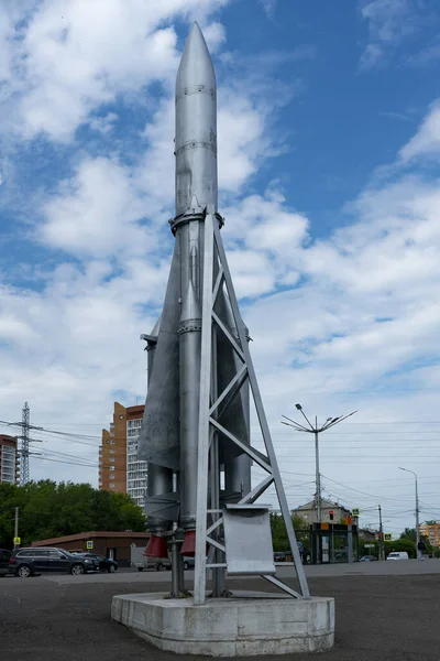 Mock up van een ruimte raket op een sokkel tegen de achtergrond van een bewolkte hemel. — Stockfoto