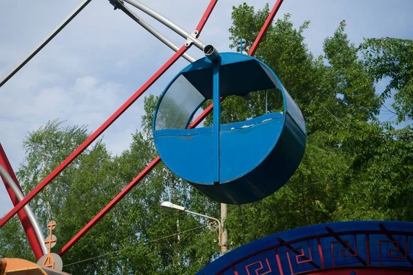 Blue cabin of the round shaped Ferris wheel against the background of the blue sky. — Stock Photo, Image