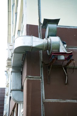 Kare profilden vantilatörlü havalandırma borusu.