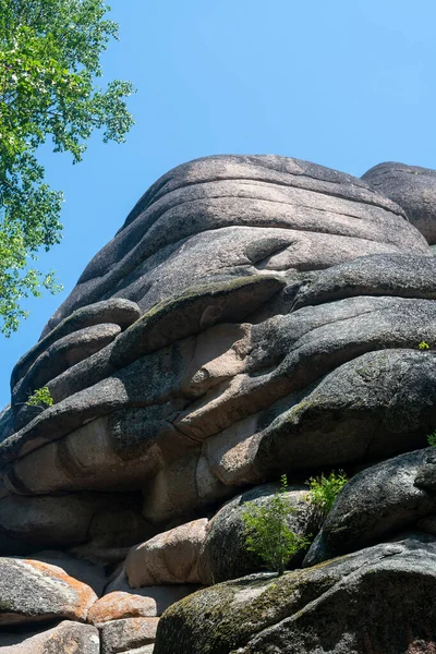 Roche massive de pierre brune contre le ciel bleu. — Photo