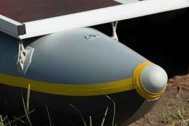 Gölün kenarındaki dubalarda elektrik katamaranı.