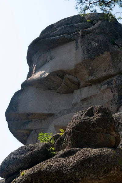 Ein Fels aus braunem Stein, der einem menschlichen Kopf ähnelt. — Stockfoto