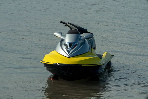 Gul jetski nær flodbredden. - Stock-foto