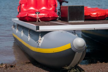 Gölün kenarındaki dubalarda elektrik katamaranı.