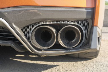 Turuncu spor arabanın ikiz egzoz boruları..