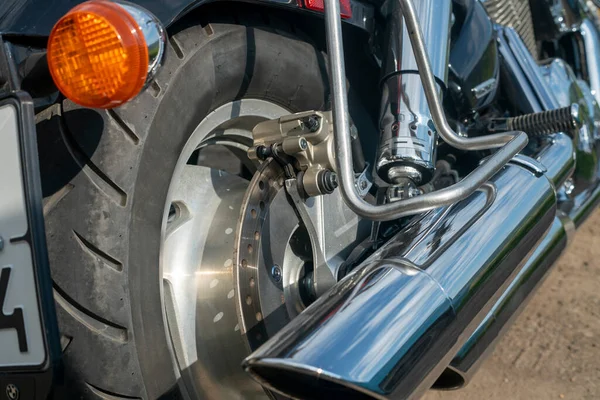 Disco de freio e paquímetro na roda traseira da motocicleta. — Fotografia de Stock