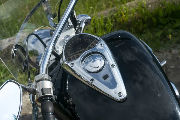 Krominstrumentpanel på svart motorcykel gastank. — Stockfoto