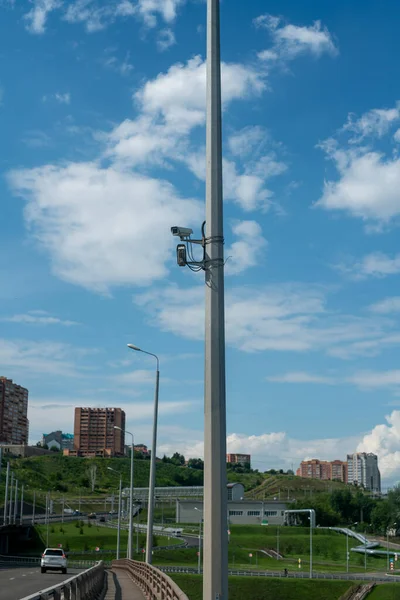 Kamery CCTV na wysokim filarze na skraju mostu drogowego. — Zdjęcie stockowe