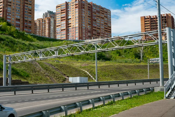 Soporte de bastidor para señales de tráfico sobre una autopista de varios carriles. — Foto de Stock