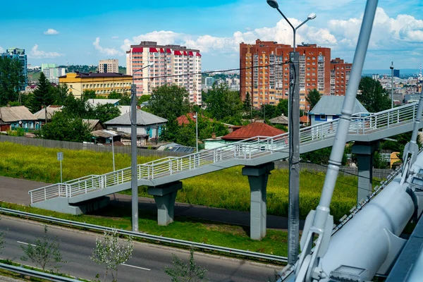 Schody z niebetonowymi podporami do mostu dla pieszych nad autostradą. — Zdjęcie stockowe