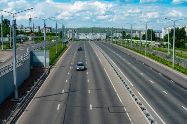 Bölünen şeritli çok şeritli otoyol. Bir yaz gününde otomobil şehir yolu.