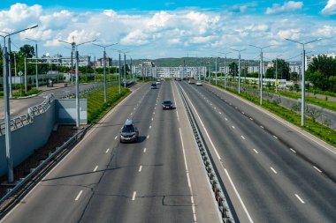 Bölünen şeritli çok şeritli otoyol. Şehir otoyolunda yoğun araba trafiği.