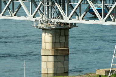 Bir demiryolu köprüsünün sütunları ve sütunların üst yapısı..