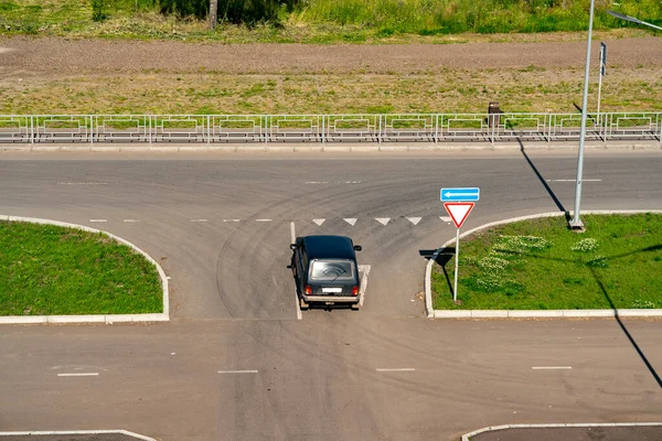 Voiture au carrefour de la route autoroutière avec céder la place un jour d'été. — Photo