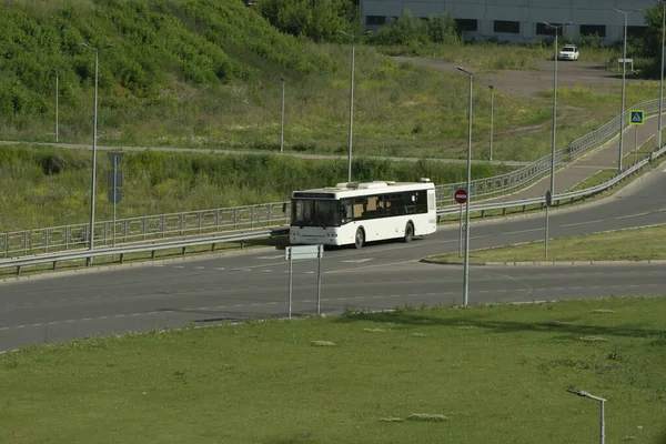 Fehér személyszállító busz egy vidéki úton egy nyári napon. — Stock Fotó