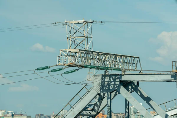 Ηλεκτρικός στύλος στο φόντο της καμάρας της σιδηροδρομικής γέφυρας. — Φωτογραφία Αρχείου