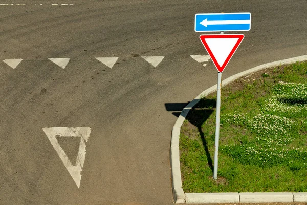 Motorvägskorsning med skylt ge vika på en sommardag. — Stockfoto