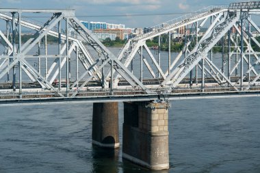 Endüstriyel bir şehirde nehir üzerindeki bir demiryolu köprüsünün kemeri..