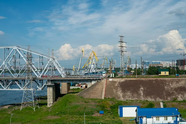 El pilar suelto del puente ferroviario sobre el fondo de grúas portuarias. — Foto de Stock