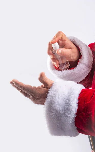 Санта Клаус Очищает Руки Гелем Предотвращая Ковид Белом Фоне — стоковое фото