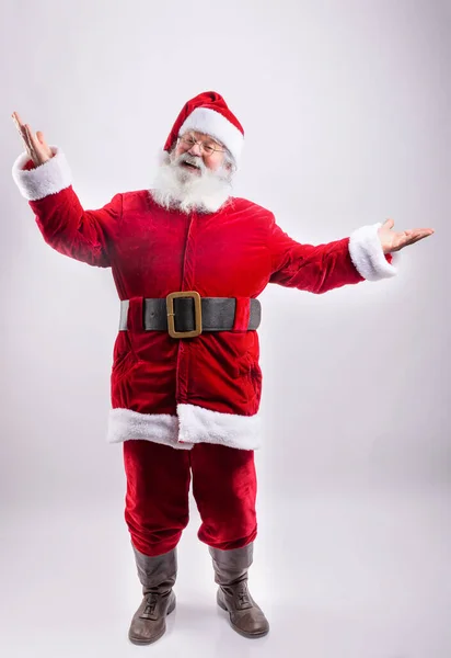 Счастливый Санта Клаус Широко Раскрытыми Руками Белом Фоне — стоковое фото