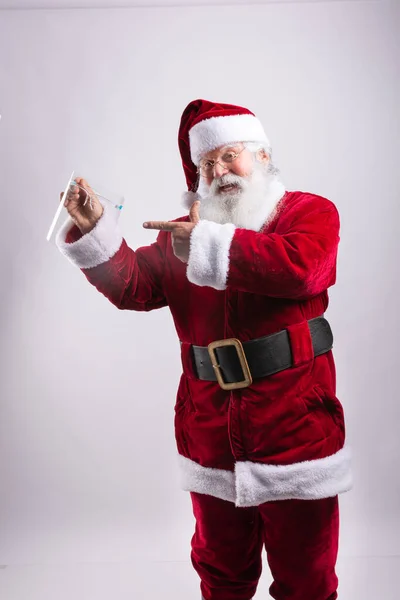 Happy Smart Santa Claus Wskazując Tarczę Twarzy Białym Tle — Zdjęcie stockowe
