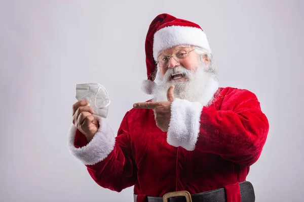 Happy Smart Santa Claus Wskazując Maskę Białym Tle — Zdjęcie stockowe