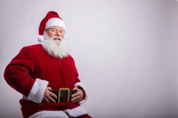 Szczęśliwy Święty Mikołaj Siedział Rękami Pasku Białym Tle — Zdjęcie stockowe