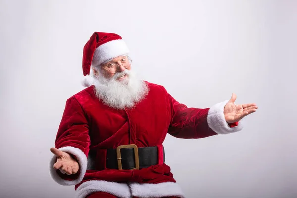 Szczęśliwy Święty Mikołaj Siedział Ramionami Otwartymi Białym Tle — Zdjęcie stockowe