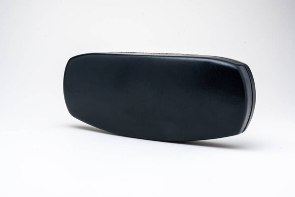 футляр для очков на белом фоне