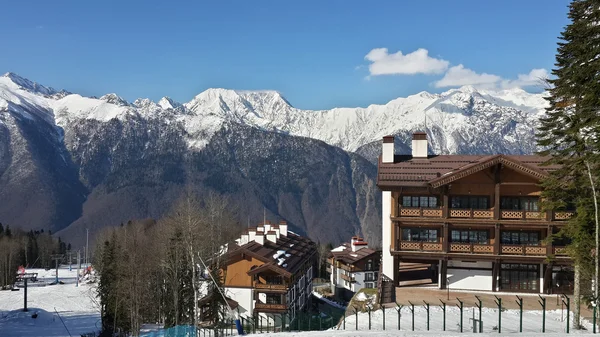 Estación de esquí, montañas nevadas del Cáucaso, hoteles, pistas para esquiar —  Fotos de Stock