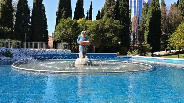 Fonte Palhaço alegre perto do circo, Sochi, Rússia — Fotografia de Stock