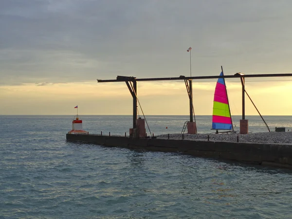 Вітрильний човен на пляжі на заході сонця — стокове фото