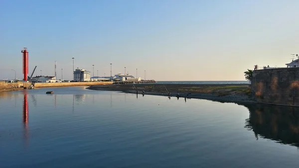 Das Meer und der Fluss, Leuchtturm und Seehafen Sotschi, Reisen Russland — Stockfoto