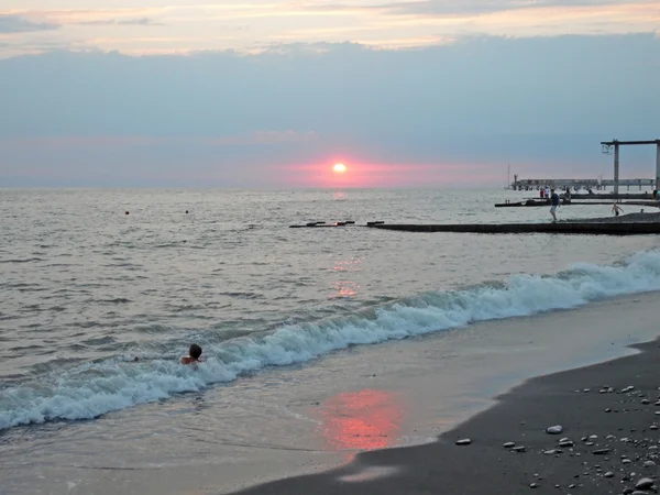 El sol en la arena, la noche de verano en la playa, junto al mar Sochi — Foto de Stock