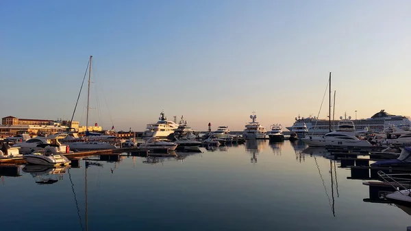 Nave da crociera, barche e yacht nel porto marittimo di Sochi, Russia — Foto Stock