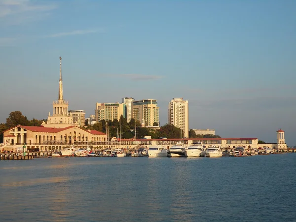 Resort Sochi sul Mar Nero, marina e navi al molo — Foto Stock