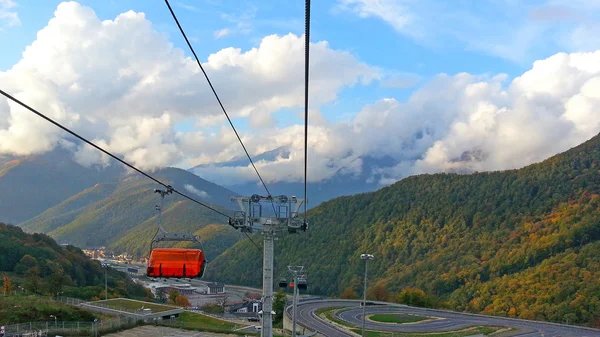 Krasnaya Polyana desde la altura, teleférico, montañas y nubes — Foto de Stock