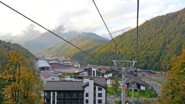 Krasnaya Polyana yüksekliği, sonbahar doğa, dağlar ve kasaba Vadisi