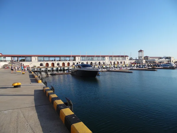 Seehafen Sotschi, Damm und Schiffe am Pier — Stockfoto
